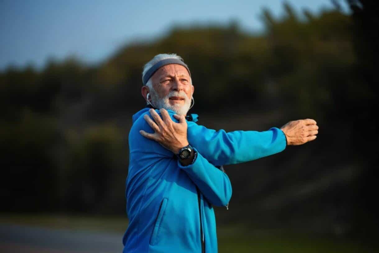 Señor mayor estirando