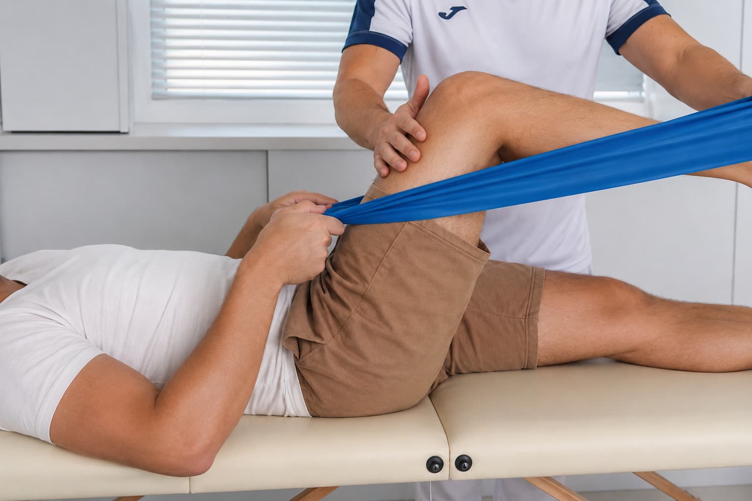 Ejercicio Terapeutico en Pamplona | Profesional ayudando a un paciente mediante el ejercicio terapeutico