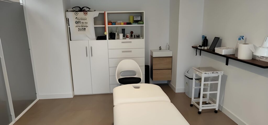 Foto de la sala de camilla de la clínica Nuno Fisioterapia y Osteopatía