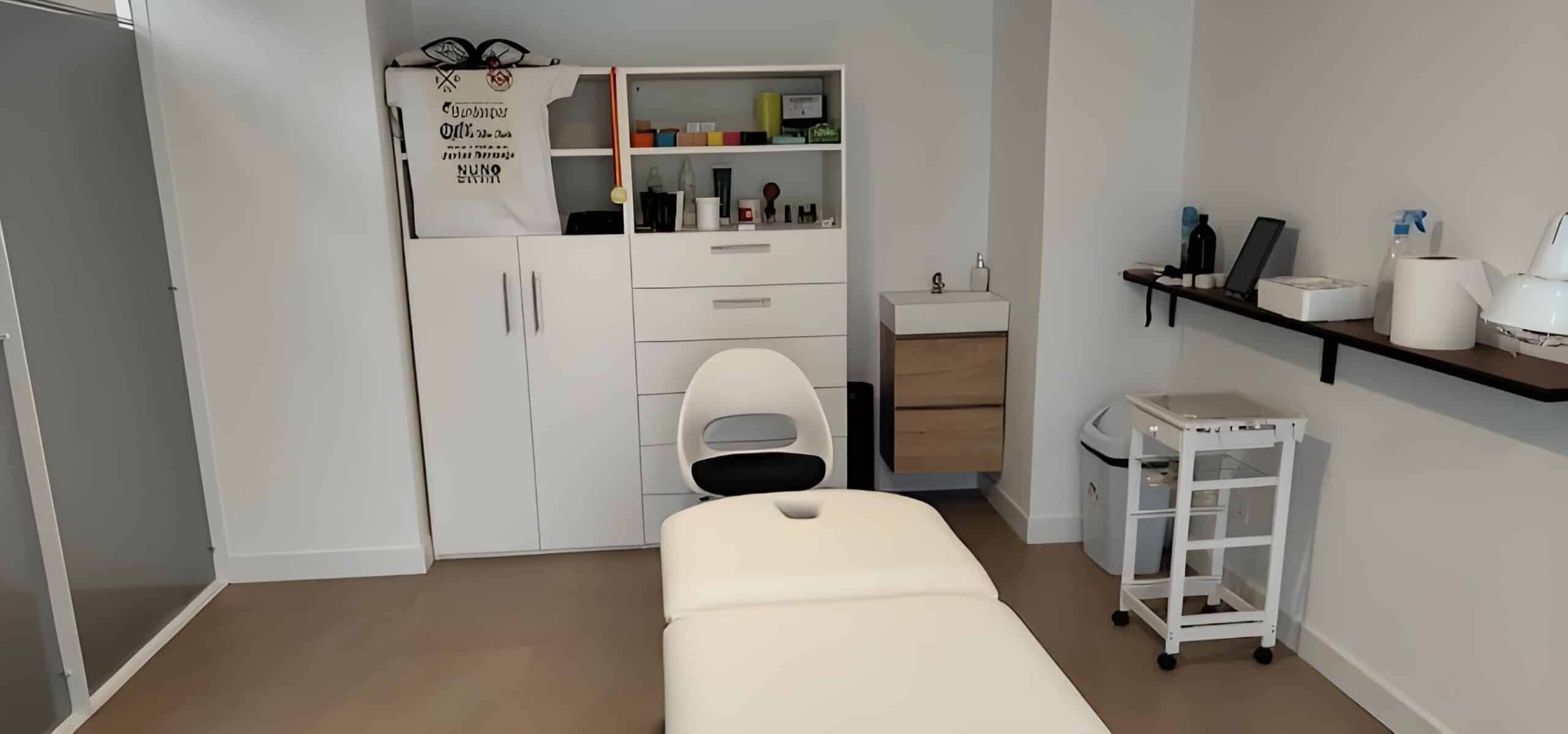Foto de la sala de camilla de la clínica Nuno Fisioterapia y Osteopatía
