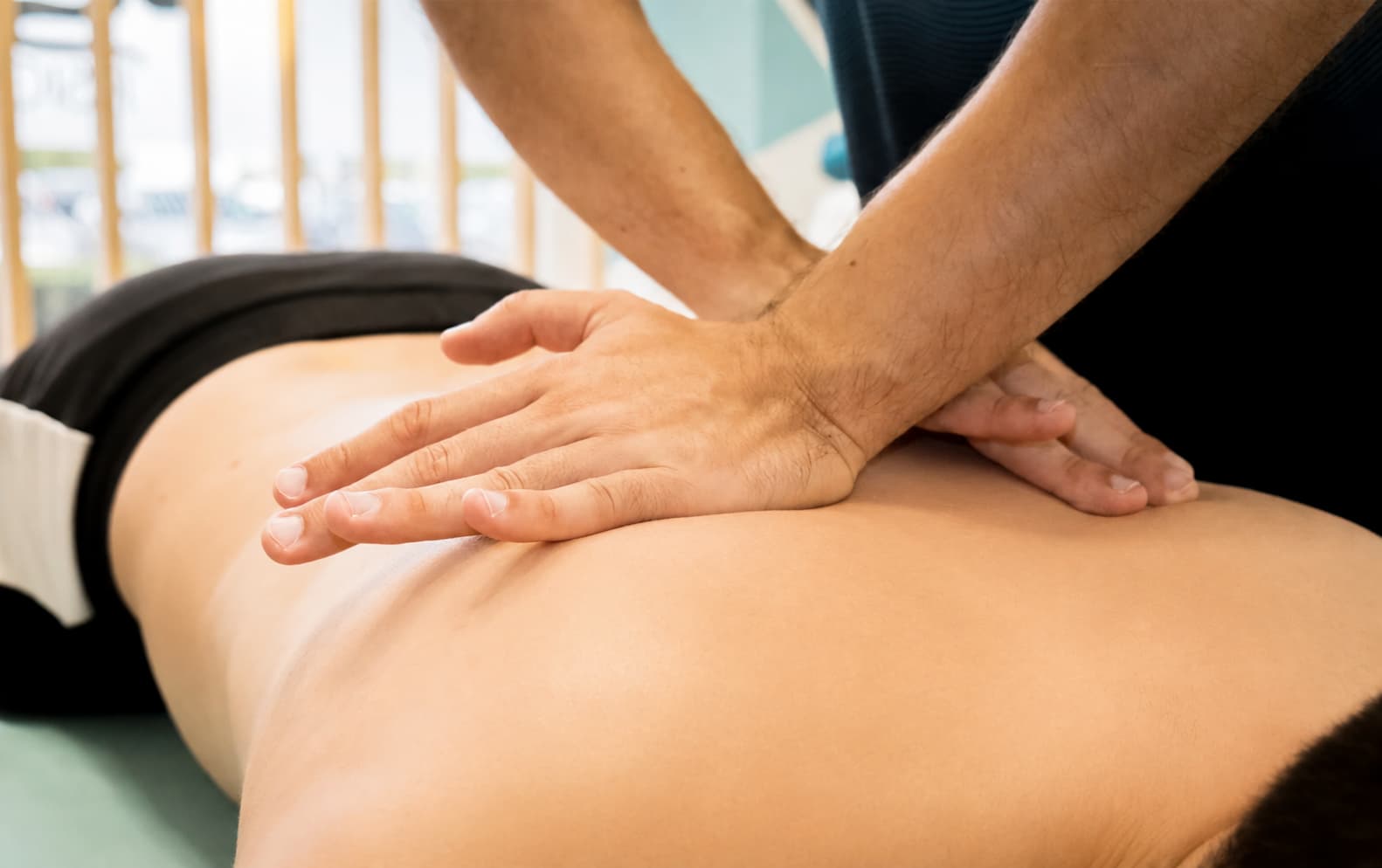Osteópata en Pamplona | Fisio dandole un masaje a un paciente